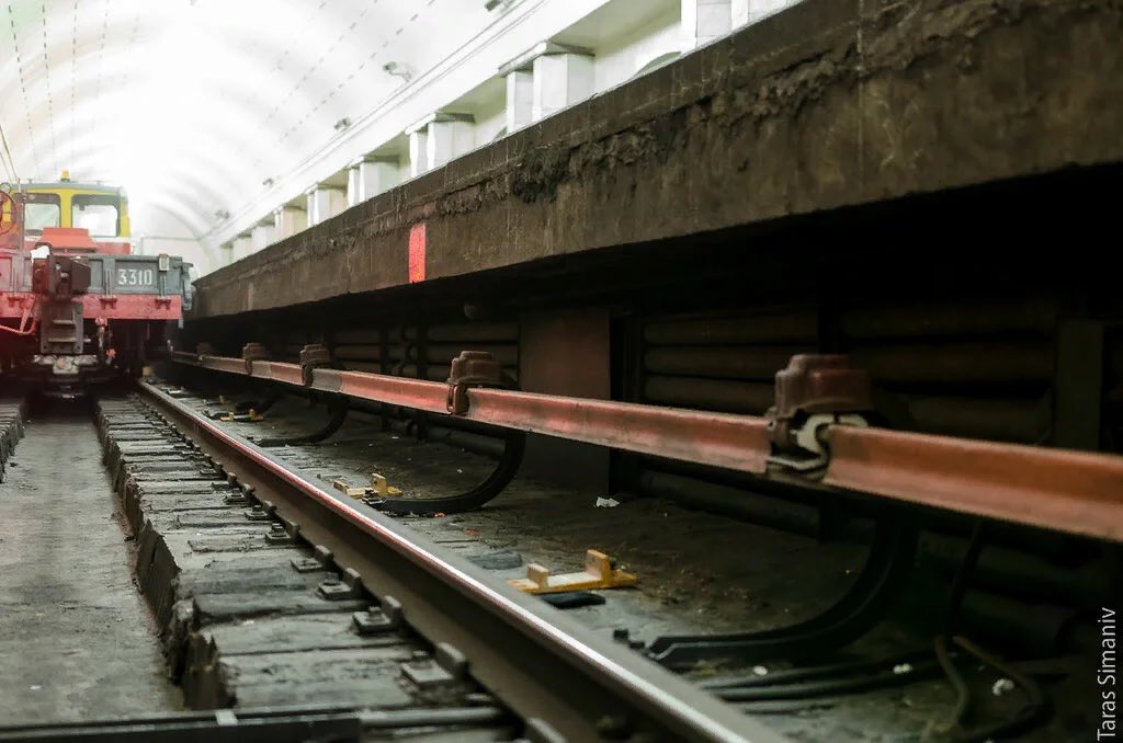 контактный рельс 801r468. контактный рельс мосметро. контактный рельс 801r468. токосъемный рельс в метро. какой рельс под напряжением.