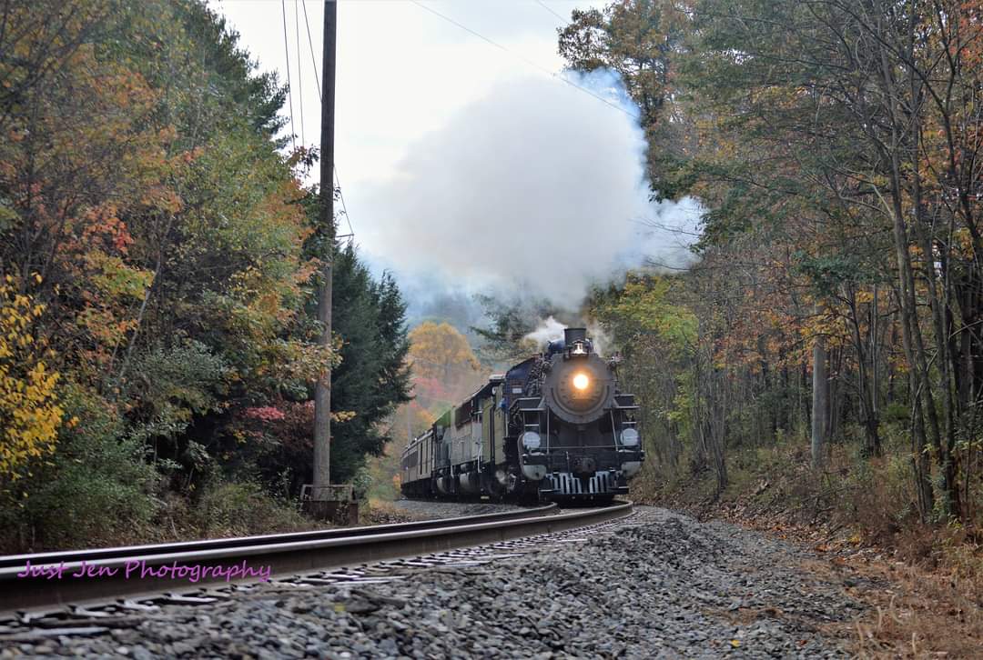 classateach's tweet photo. When you start the weekend grabbing photos, it makes my ❤Happy.  My dad worked on the Railroad 30 years, looks like another print for a gift this year. https://t.co/xbY0Fqiqrw