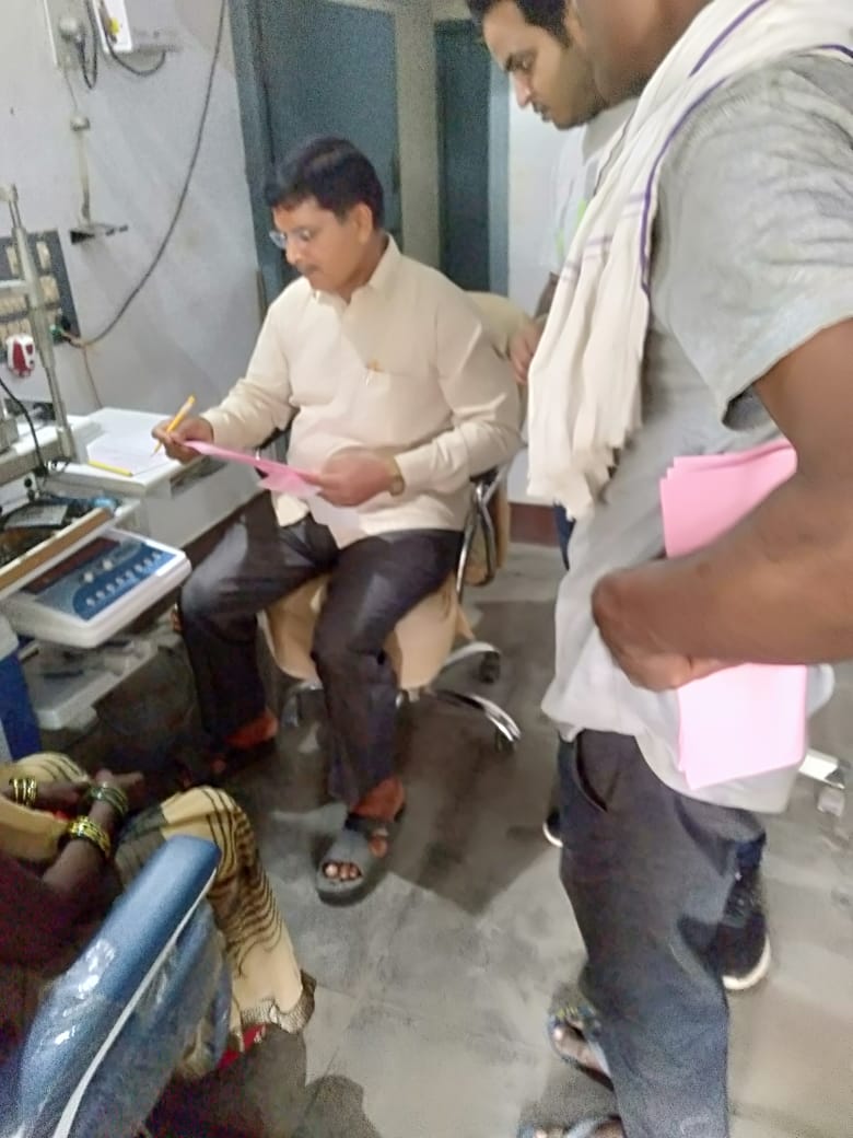 2Ghazipur's tweet photo. Serving the bills to electricity consumers of Ghazipur town under EDD-2 Ghazipur with elaborating about #OTS to provide the facility of rebate in surcharge of bills @UPPCLLKO @PuVVNLHQ @vnszone @puvvnlghazipur https://t.co/mn1hCLyzqT