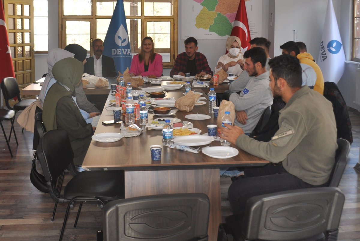 Üniversite Öğrencilerimize,il binamızda, kahvaltı eşliğinde, Genel Başkanımızı ve Parti Politikalarımızı anlattık.  <a href="/devapartisi/">DEVA Partisi</a> <a href="/alibabacan/">Ali Babacan</a> <a href="/elifesendeva/">Elif Esen</a>  <a href="/dogasanlioglu/">Doğa Şanlıoğlu</a> #devapartisi
