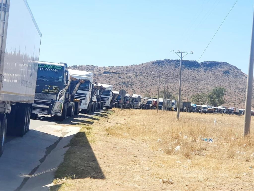 _ArriveAlive's tweet photo. Blockade of the N10 near Middleburg by truck drivers https://t.co/6gdXWGxr3P #ArriveAlive #RoadClosure @EcTransport https://t.co/TAop7LxqZz