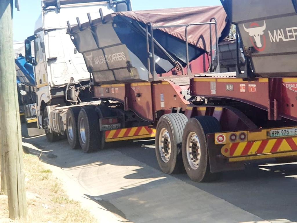 _ArriveAlive's tweet photo. Blockade of the N10 near Middleburg by truck drivers https://t.co/6gdXWGxr3P #ArriveAlive #RoadClosure @EcTransport https://t.co/TAop7LxqZz