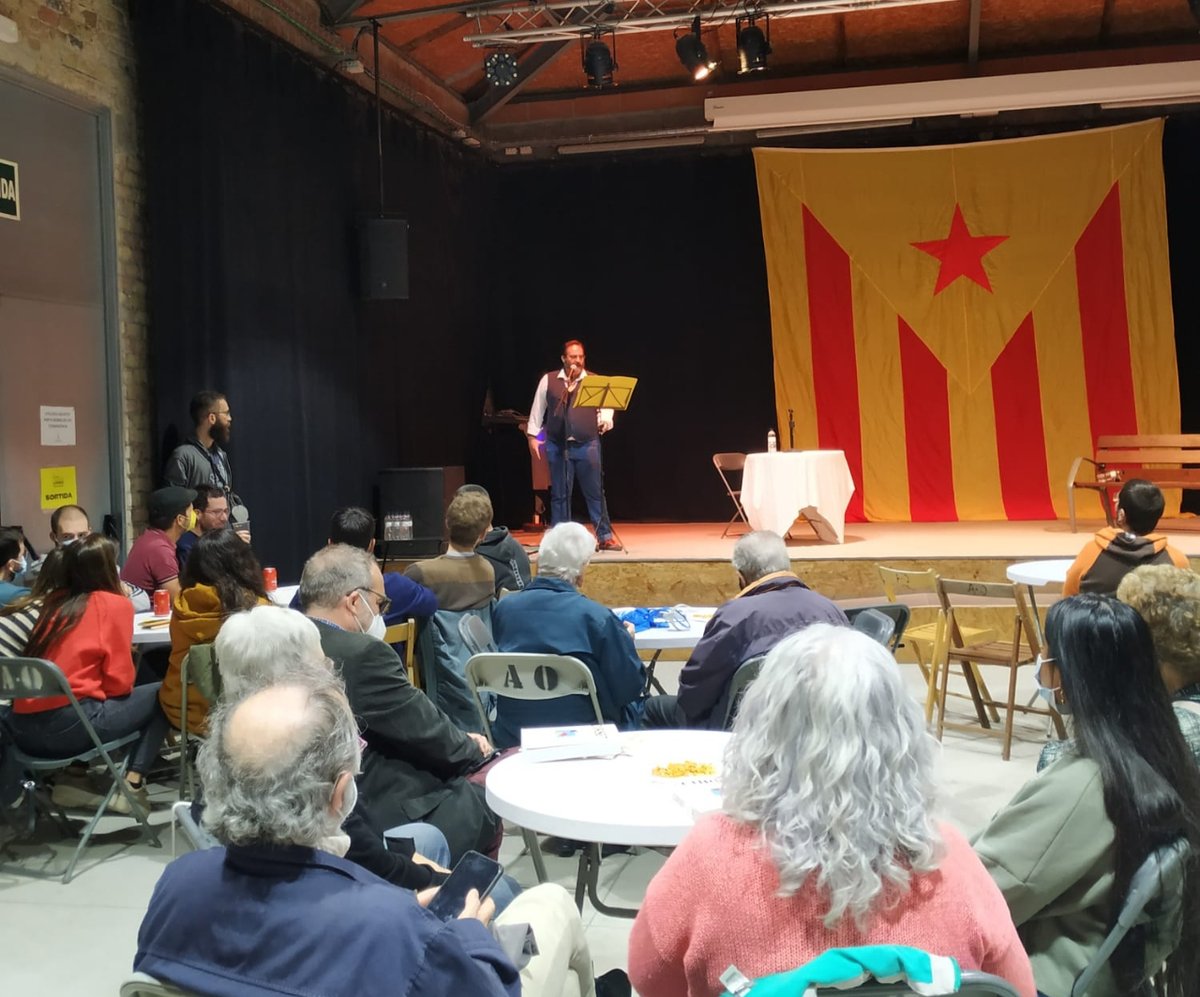 AjuntamentOlesa's tweet photo. CORRELLENGUA | Unes 150 persones participen a les activitats organitzades per la @CalOlesa en la 20a edició del Correllengua. Es va presentar el llibre "Curset: mètode de català per a tothom" i nit de monòlegs amb Oye Sherman, Manel Vidal, Marc Sagrats i Ana Polo.
📸 CAL #Olesa https://t.co/5SteUpEzkN