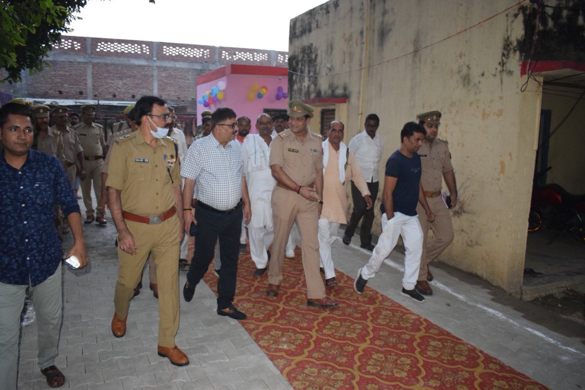 etawahpolice's tweet photo. SSP इटावा डॉ0 बृजेश कुमार सिंह द्वारा थाना बसरेहर परिसर एवं निर्माणाधीन भोजनालय का निरीक्षण किया गया साथ ही SSP इटावा महोदय द्वारा थाना बसरेहर परिसर के नवन���र्म��त *पिंक महिला शौचालय* का उद्घाटन किया गया। https://t.co/IAJR62gTPd