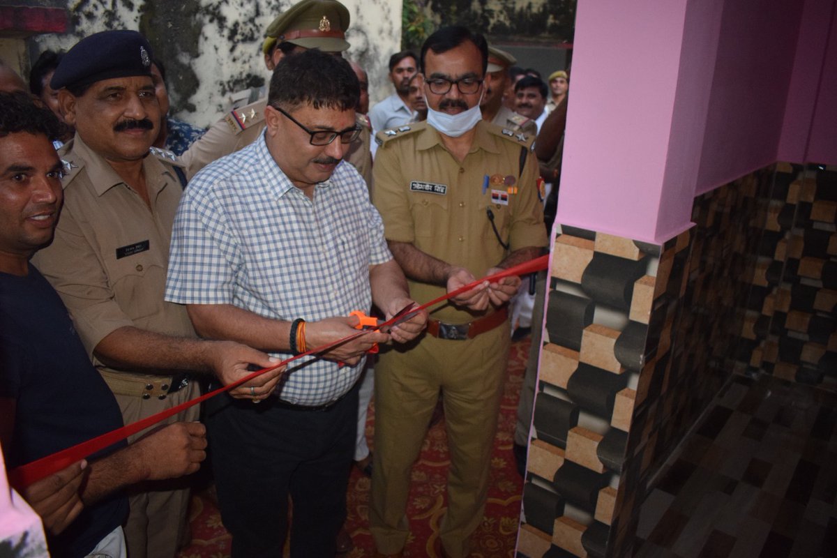 etawahpolice's tweet photo. SSP इटावा डॉ0 बृजेश कुमार सिंह द्वारा थाना बसरेहर परिसर एवं निर्माणाधीन भोजनालय का निरीक्षण किया गया साथ ही SSP इटावा महोदय द्वारा थाना बसरेहर परिसर के नवन���र्म��त *पिंक महिला शौचालय* का उद्घाटन किया गया। https://t.co/IAJR62gTPd
