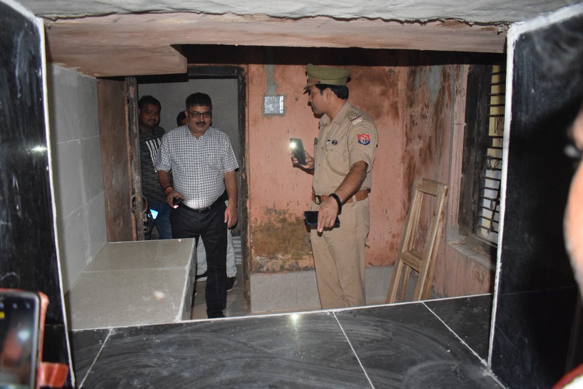 etawahpolice's tweet photo. SSP इटावा डॉ0 बृजेश कुमार सिंह द्वारा थाना बसरेहर परिसर एवं निर्माणाधीन भोजनालय का निरीक्षण किया गया साथ ही SSP इटावा महोदय द्वारा थाना बसरेहर परिसर के नवन���र्म��त *पिंक महिला शौचालय* का उद्घाटन किया गया। https://t.co/IAJR62gTPd