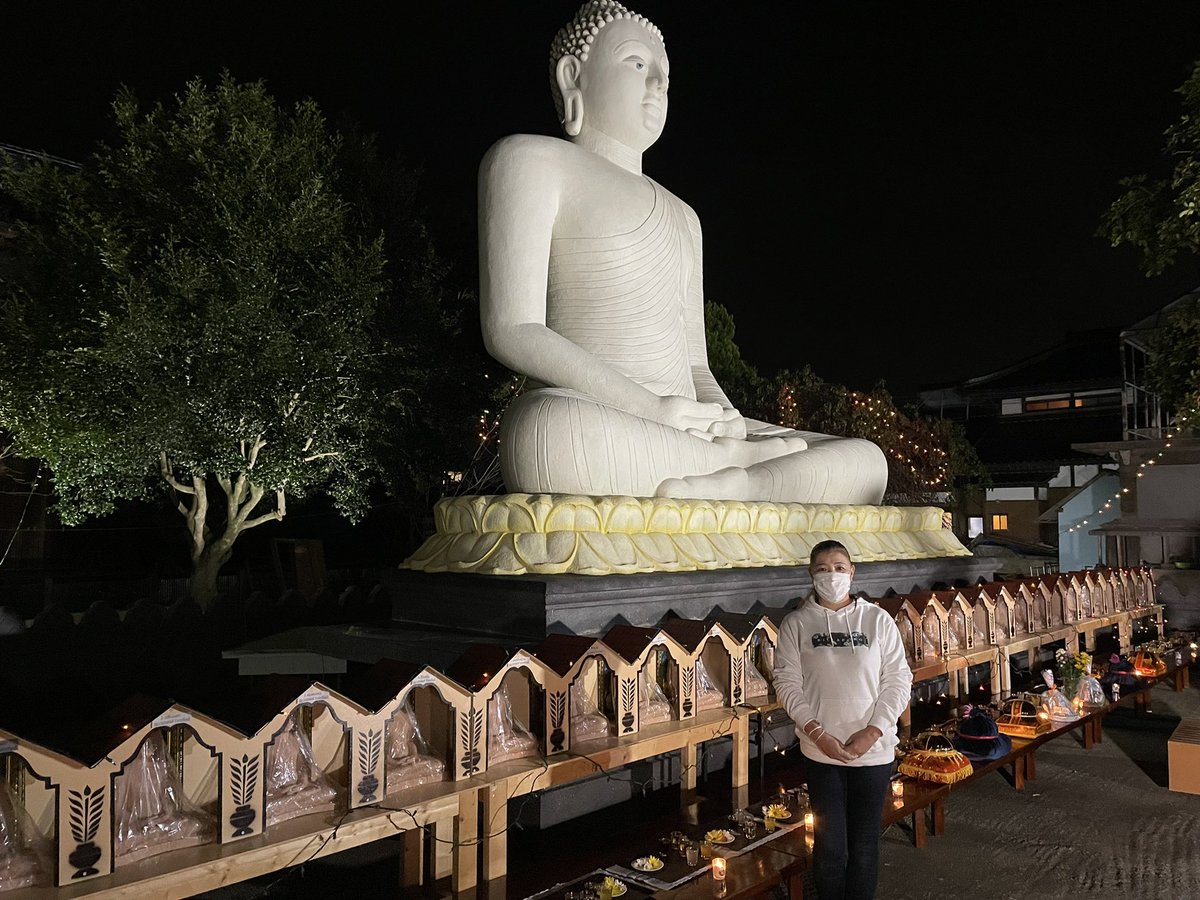 PIYASA2017's tweet photo. 『プージャ』
昨日お寺に行ったら『明日はプージャがあるよ』とお坊さんに教えて頂いたので、今日はプージャに行ってきました🙏🌸

『プージャ』とは寺院で、祈祷をすること。
#スリランカ
#スリサンブッタローカ
#お寺
#スリランカのお寺
#祈祷
＃お願い https://t.co/DCgWiDuQmU