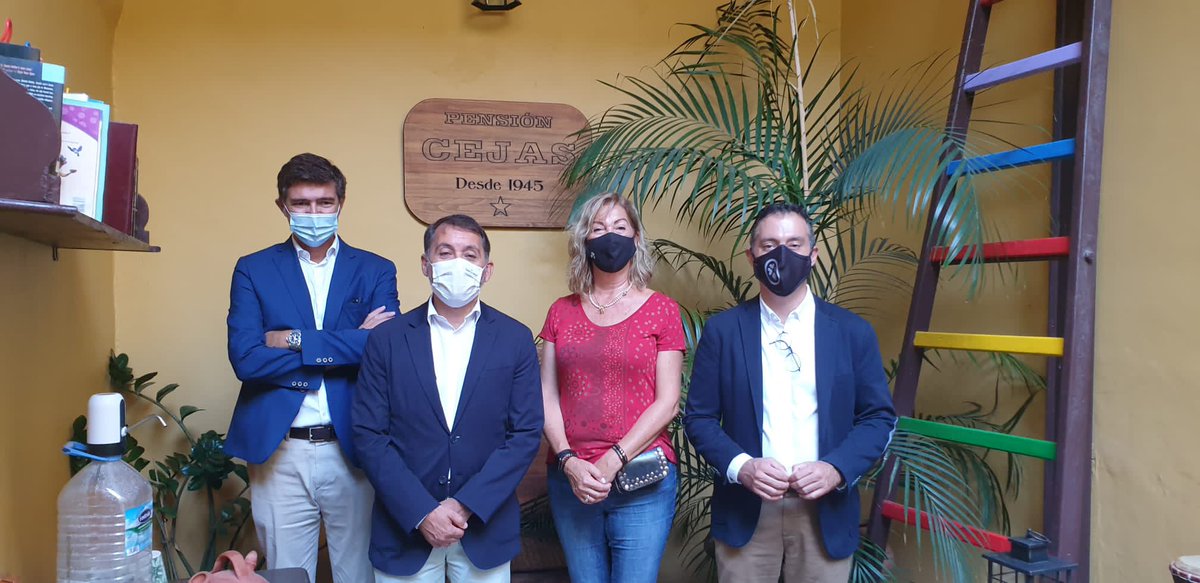 Pensioncejas's tweet photo. Visita de nuestro alcalde don José Manuel Bermudez, le acompañó el primer teniente alcalde don Guillermo Diaz, así como el concejal de urbanismo Don Carlos Tarífe.Establecimiento hotelero más antiguo de la capital. siendo yo la 3ª generación que regenta este negocio. https://t.co/2iLpZdAZjn