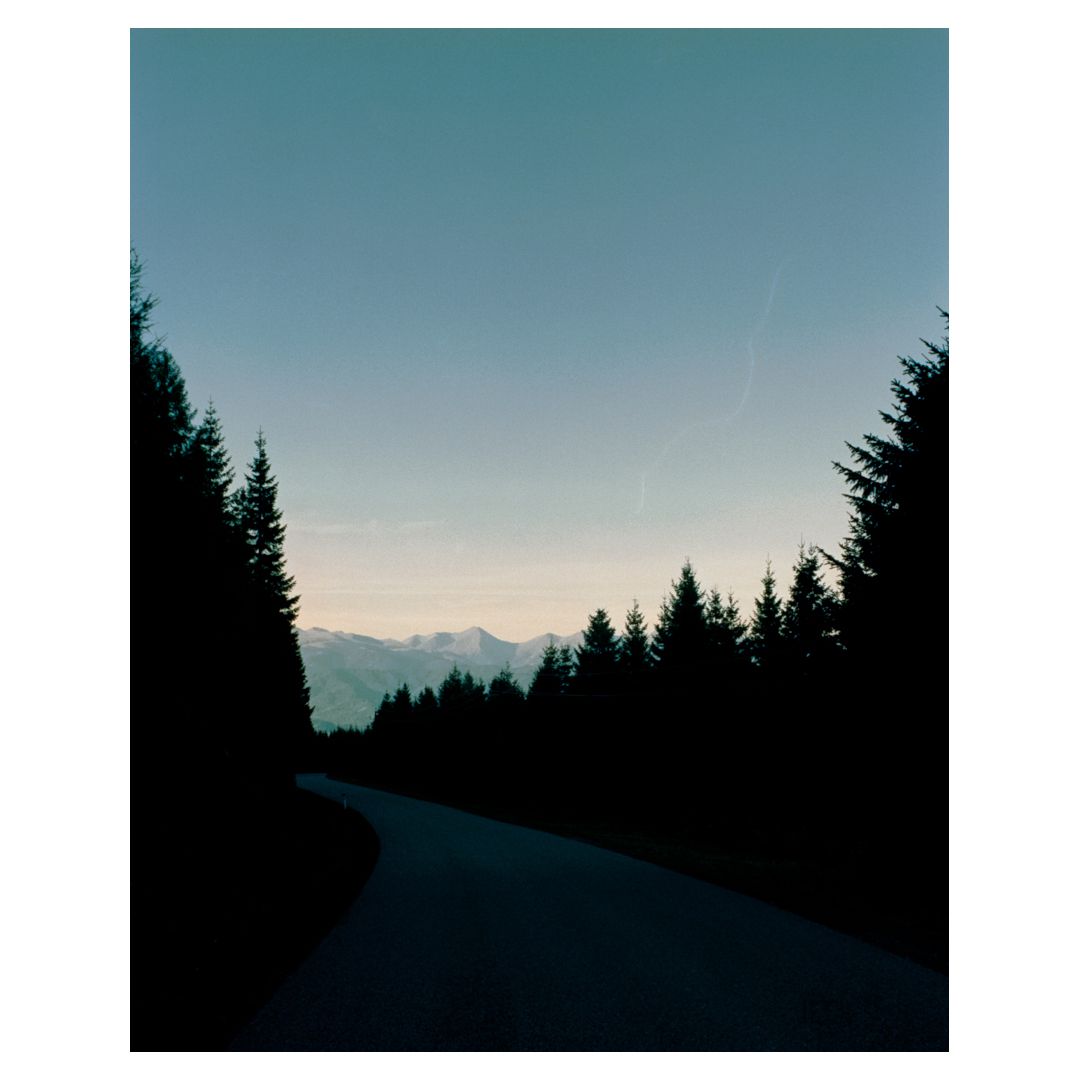 christianthiess's tweet photo. on my way home I experienced such a great #lightatmosphere: imagine an empty road, the last sunrays of the day hit the mountains, I was surrounded by dark trees and the distance view was incredible.
📷: @christianthiess / #nikonfe2 #35mm
🎞️: #kodakportra400 / #selfdevelopedfilm https://t.co/RBlypCzZnc