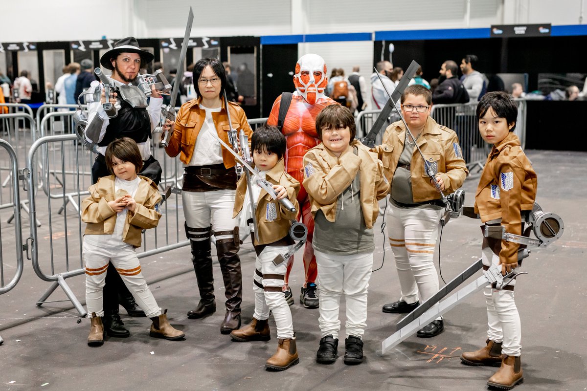 MCMComicCon's tweet photo. a family that attacks titans together stays together ⚔️ #MCMComicCon https://t.co/DyNAhc3piU
