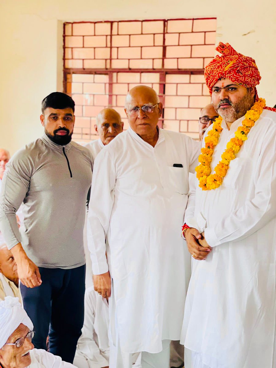 आज ढांसा गाँव में फूलमालाओ व पगड़ी बांध कर ज़ोरदार स्वागत किया गया।
आज ढांसा 12की तरफ़ से पंचायत की गई एवं किसानो की जो बेमौसम बरसात के चलते फ़सलें ख़राब हुई दिल्ली सरकार द्वारा दिए गए मुआवज़े को लेकर मुख्यमंत्री के लिए  धन्यवाद प्रस्ताव पारित किया। <a href="/ArvindKejriwal/">Arvind Kejriwal</a>