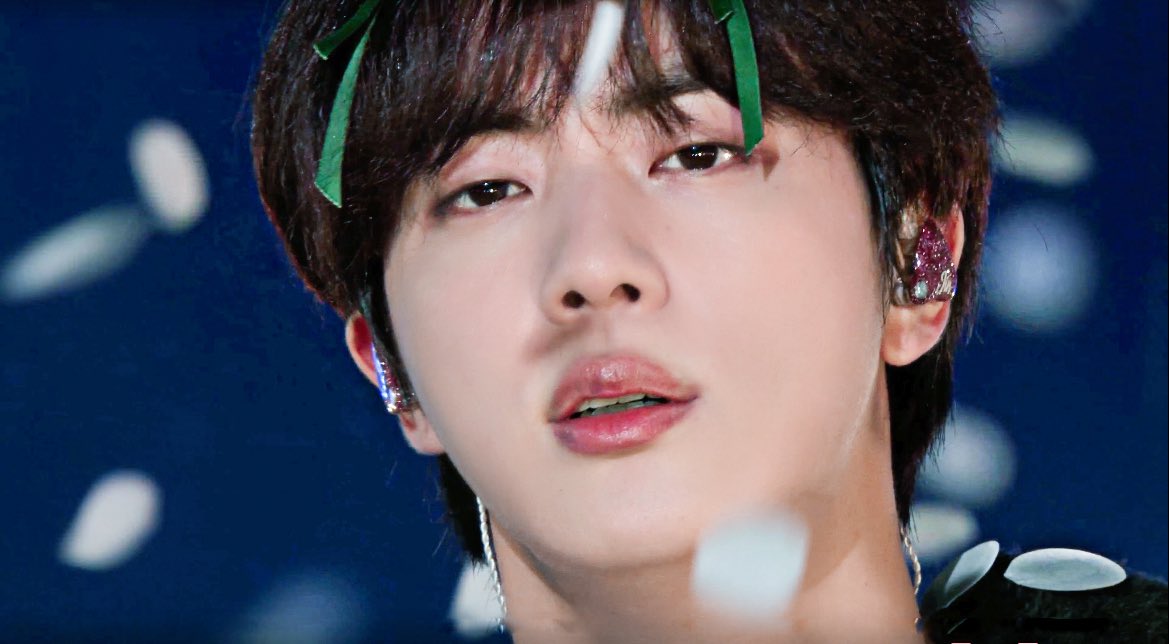 ALittleBraver92's tweet photo. a sight for sore eyes #Jin #진 #석진 #김석진 # https://t.co/3Cf8vKpI4U