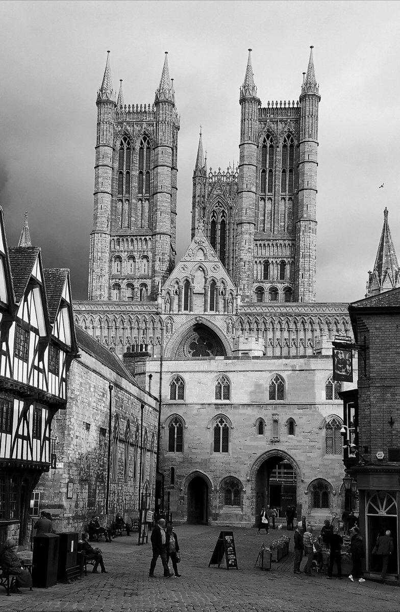 Lifethroughale5's tweet photo. #lincoln #Lincolnshire #cathedral
#blackandwhitephotography https://t.co/4lhnUUHXbn