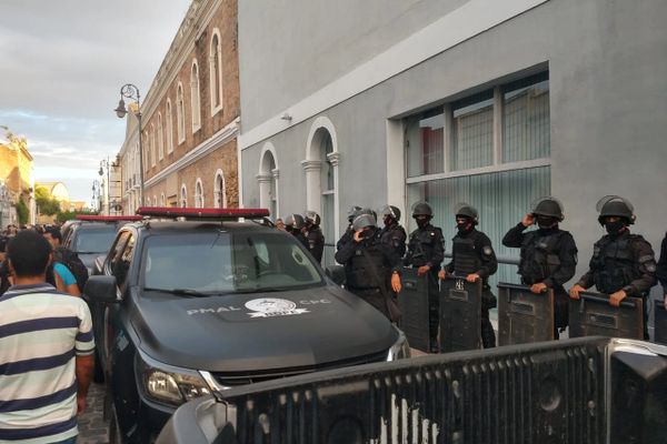 Tiroteio durante festa de criança deixa um jovem morto e outro ferido no bairro do Poço bit.ly/3GeWOtD #alagoas #maceio #noticias