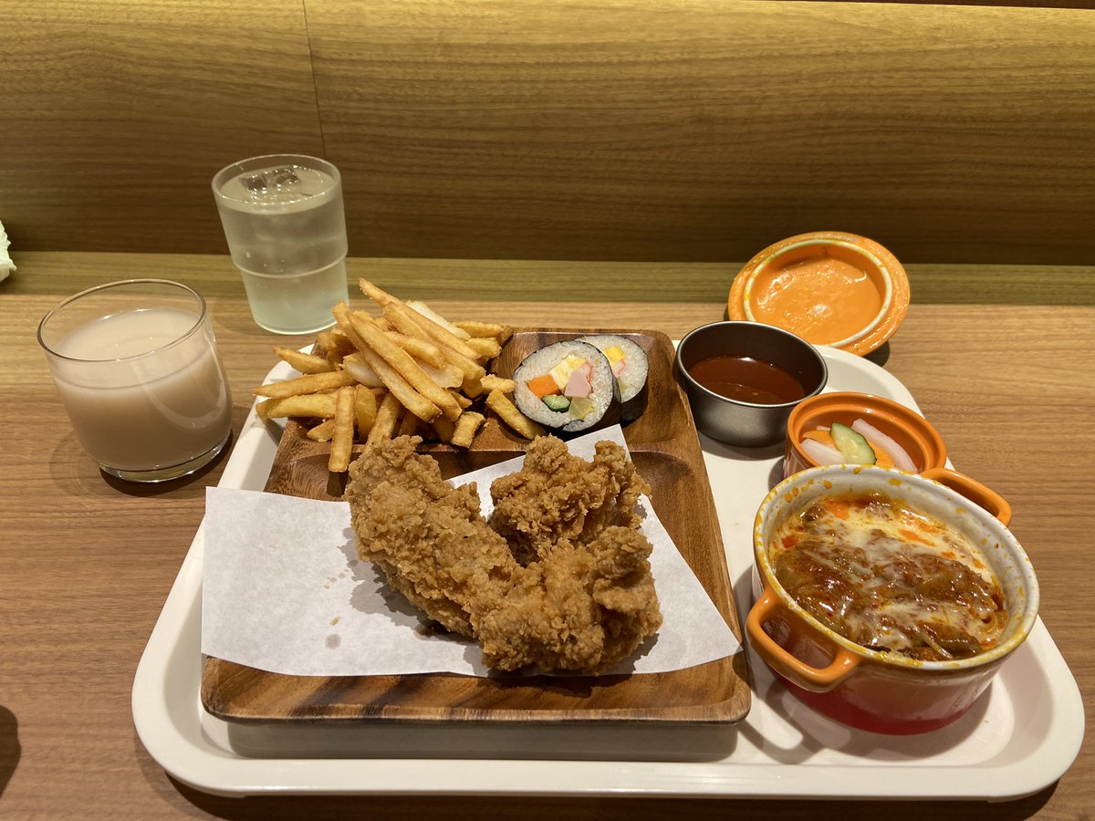 asariya_t's tweet photo. 晩飯に八丁堀の韓国バルxONECHICKEN堀川店さんに行って来ました。
チキンとチーズタッカルビとキンパとフライドポテトのセットとマッコリを食べました。
#韓国バル #ONECHICKEN堀川店 #ONECHICKEN #広島韓国料理 #コリアンフード #チーズタッカルビ #韓国チキン #広島グルメ https://t.co/XwXoAAxft0