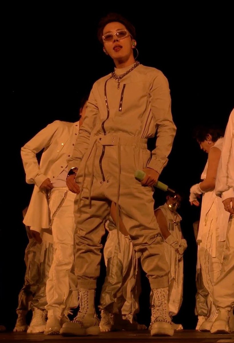 _bangtan_em's tweet photo. WTF I HOPE JHOPE KNOWS HOW HOT HE IS CAUSE DAMN  HE LOOKIN FINE ASF 🖤

#BTS_twt #PermissionToDanceOnStage #Jhope https://t.co/8dMGiLtGbY