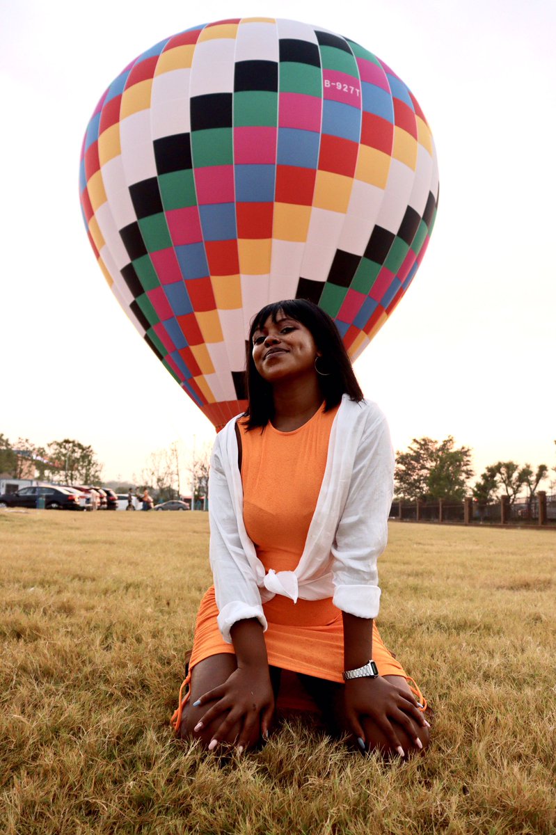 JongaNombulelo's tweet photo. Every sunset brings the promise of a new dawn 🌅

#sunset
#hotairballoon 
#travel
#China
#expatlife
#guillin https://t.co/0NZsbHewkR