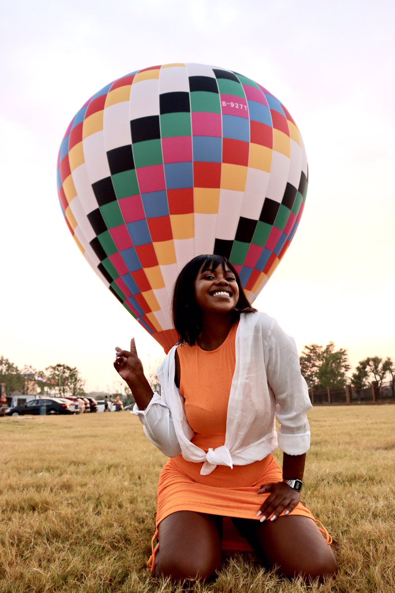 JongaNombulelo's tweet photo. Every sunset brings the promise of a new dawn 🌅

#sunset
#hotairballoon 
#travel
#China
#expatlife
#guillin https://t.co/0NZsbHewkR