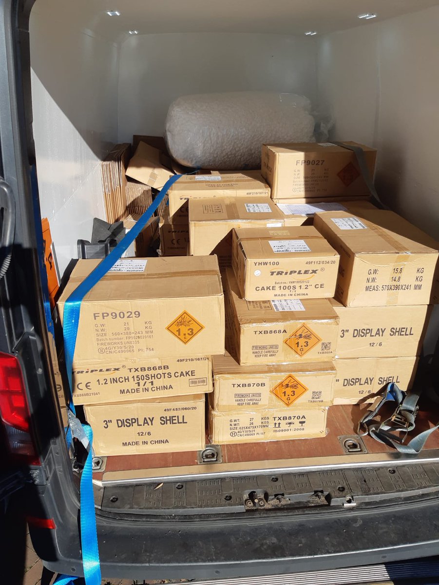 Vier aanhoudingen en in totaal 735kg zwaar en illegaal #vuurwerk in beslag genomen bij controles samen met het Grensoverschrijdend Politieteam in #Overdinkel en #Rijssen. politie.nl/nieuws/2021/ok…