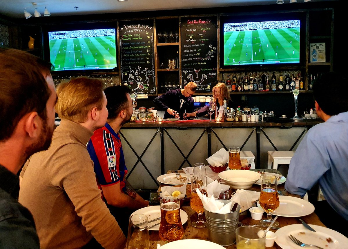 Oglądamy #ElClasico w Tapas Gastrobar z <a href="/dominikpiechota/">Dominik Piechota</a> <a href="/Piotr_Domagala/">Piotr Domagała</a> <a href="/Maciej_Kaliszuk/">Maciej Kaliszuk</a> <a href="/przemekofiara/">Przemysław Ofiara</a> i <a href="/jaime_navarr0/">Jaime Navarro</a> Piękny widok ta <a href="/LaLiga/">LALIGA</a>