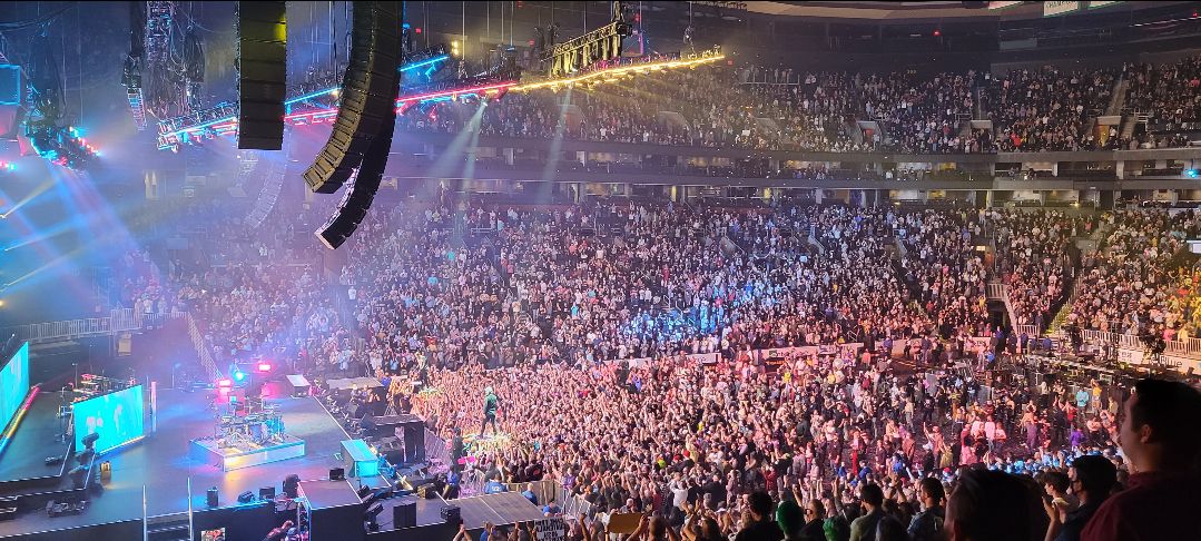 SweetDegraw's tweet photo. And it was a Sweet Show!!! Thanks for everything last night. #GreatShow #Boston #TDGarden @twentyonepilots https://t.co/3HkjlLkYyN