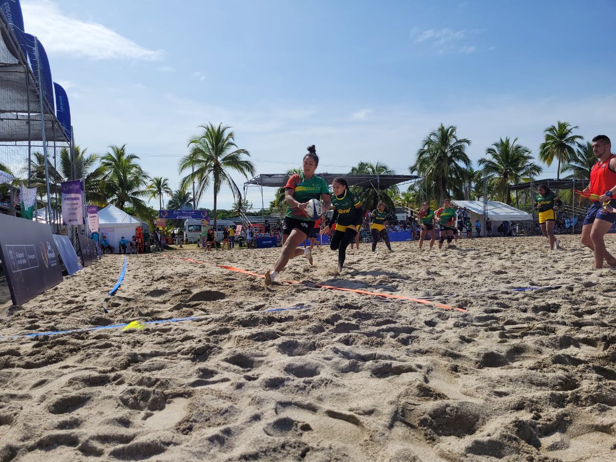 Las emociones del rugby hacen que la tribuna vibre, que el público se emocione. La arena es testigo de la entrega y disciplina de cada una de las atletas, también de sus triunfos y el orgullo que cada una le despierta al país. #IVJuegosDeMarYPlaya