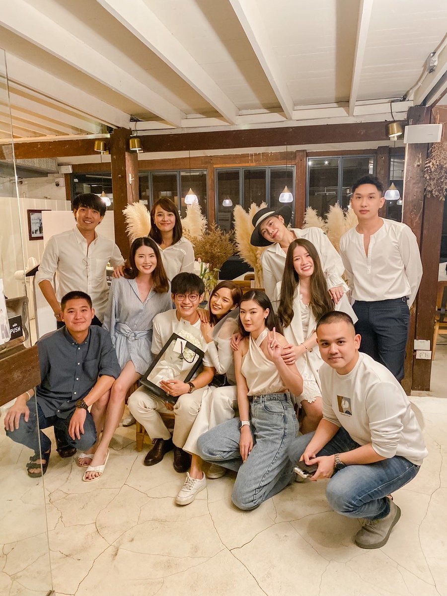 ก็ขอผชแต่งงานไปเลยสิคะ👏🏻 ล่าสุด เพื่อนฉันขอผู้แต่งงานแล้วจ้าาา ดีใจมากกก คือใครจะ make the first move ตอนจบก็คือเท่ากันป้ะ ไอเลิฟความ Gender Equality นี้สนับสนุนความเท่าเทียม ไม่มีใครเป็นผู้นำในความสัมพันธ์ มีแต่ความเคารพซึ่งกันและกัน💘 ดีใจเพื่อนฉันขายออกแล้นนน🤣