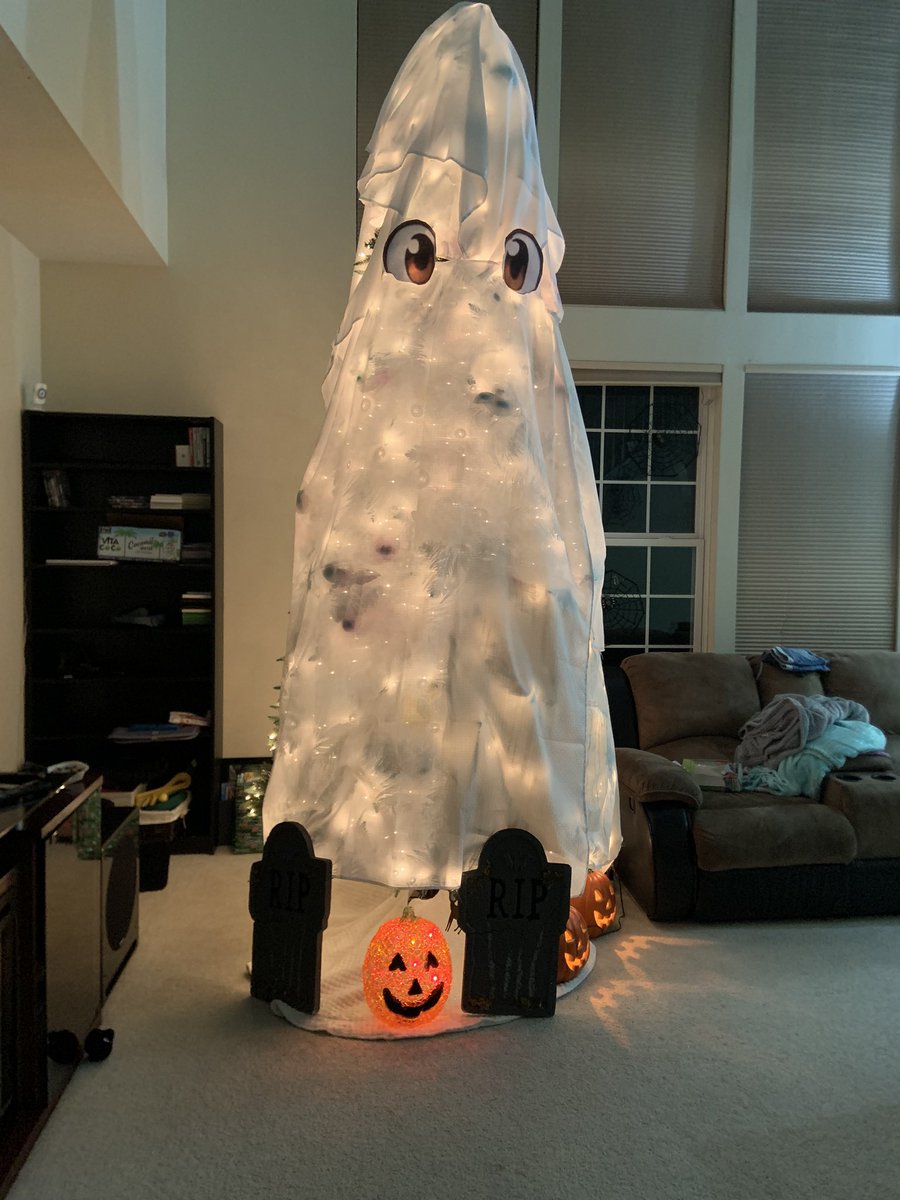 authormiakayla's tweet photo. “When you’ve given up putting the Christmas tree away” 😂😂😂 #Halloween #Pumpkin #YouMeAndTheChristmasTrees #halloween2021 #christmasallyear https://t.co/cdaBuuXSpo