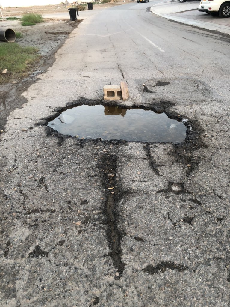 ibralharthi's tweet photo. @MctMunicipality حفر في وسط الطريق في منطقة الموالح الجنوبيه تشكل خطر على مستخدمي الطريق الرجاء الاسراع في تأهيل الطريق وتغطية الحفر https://t.co/dsNPjqSNfz