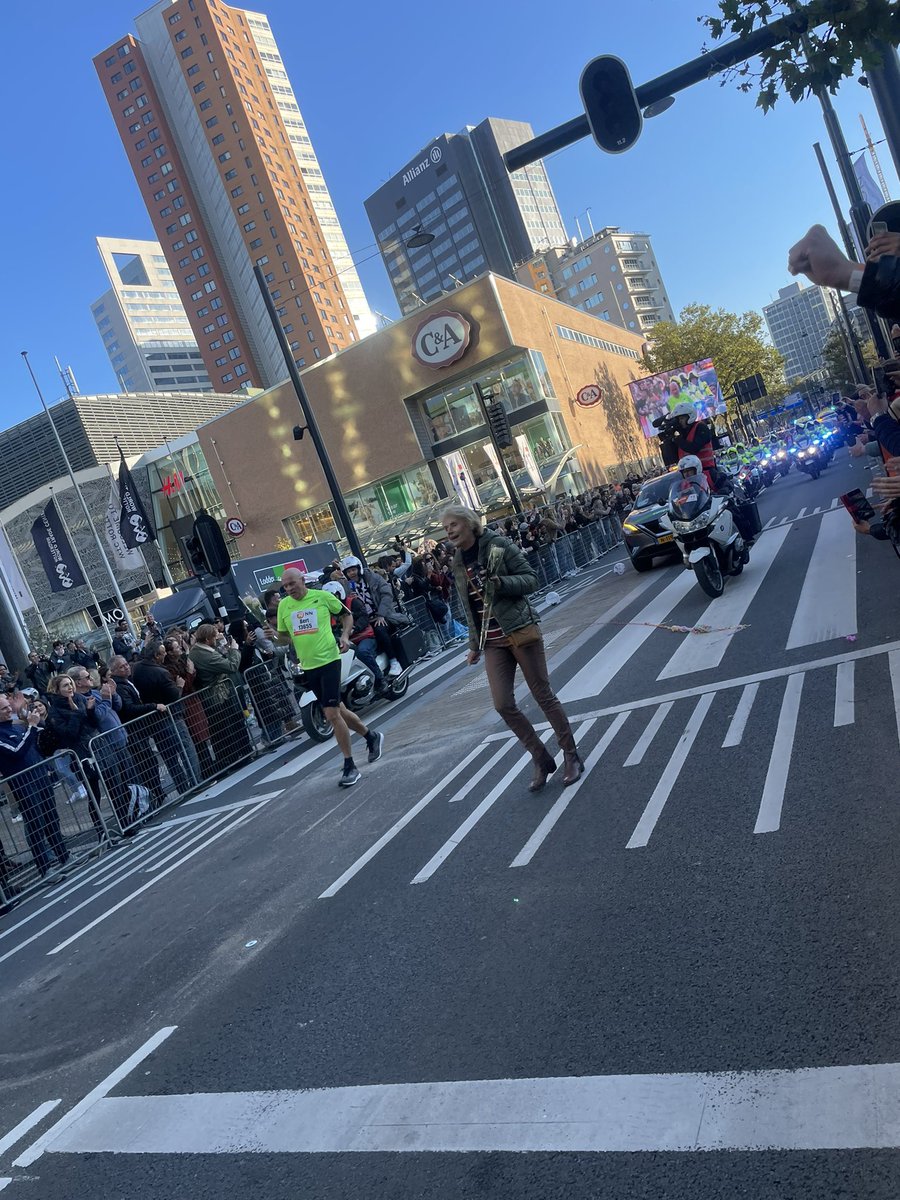 6.37 uur Bert de laatste loper van marathon rotterdam