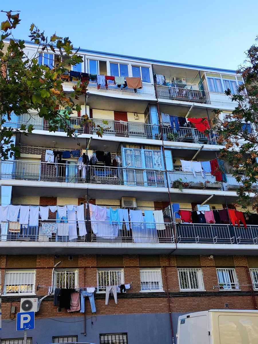 En los barrios obreros se nota mucho cuando es domingo porque las terrazas se tiñen de ropa tendida en el único día de "descanso".