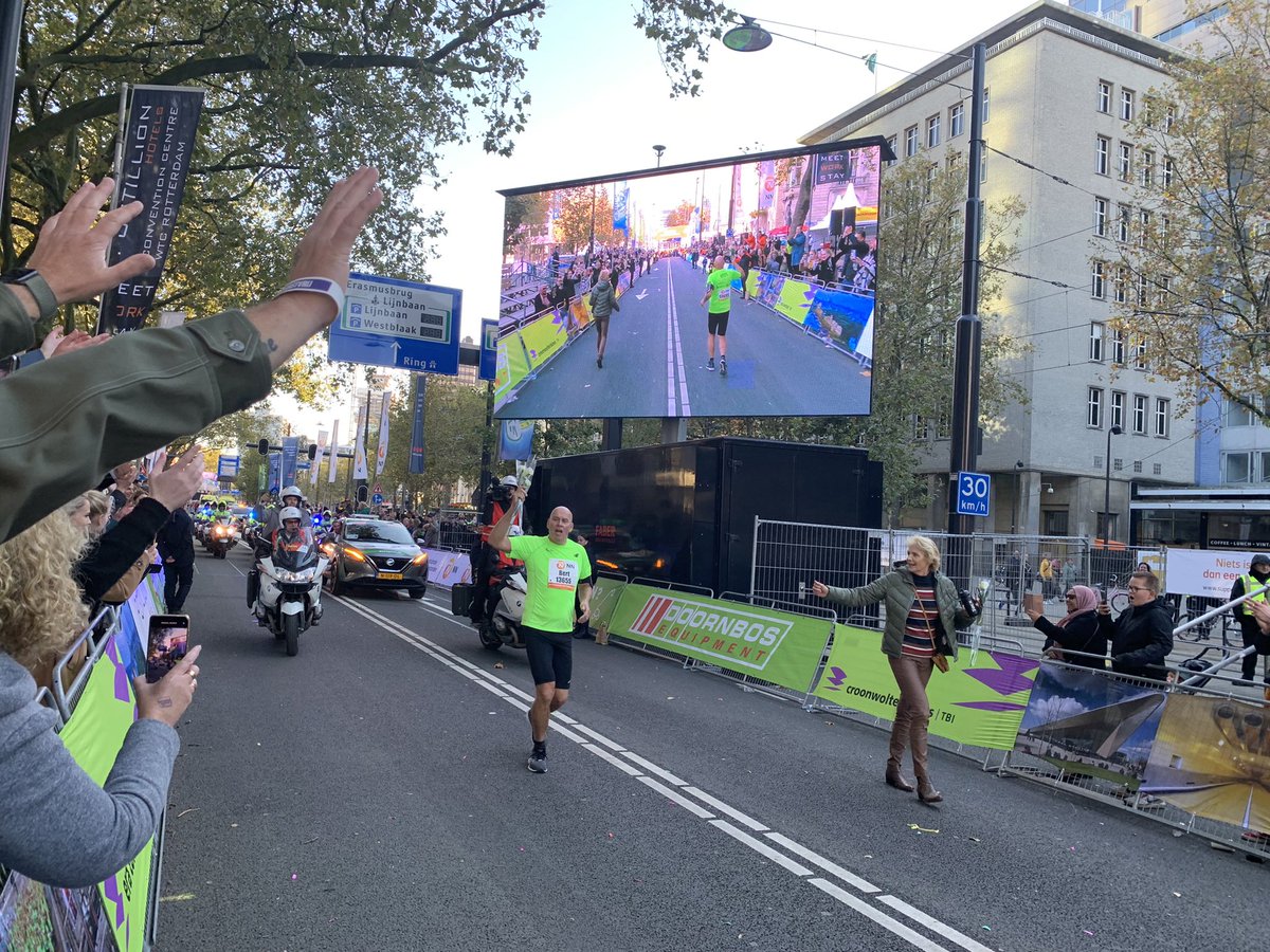 arianneripmees's tweet photo. He did it! #theBert #detiende #marathonrotterdam https://t.co/UpxN8bLyCo