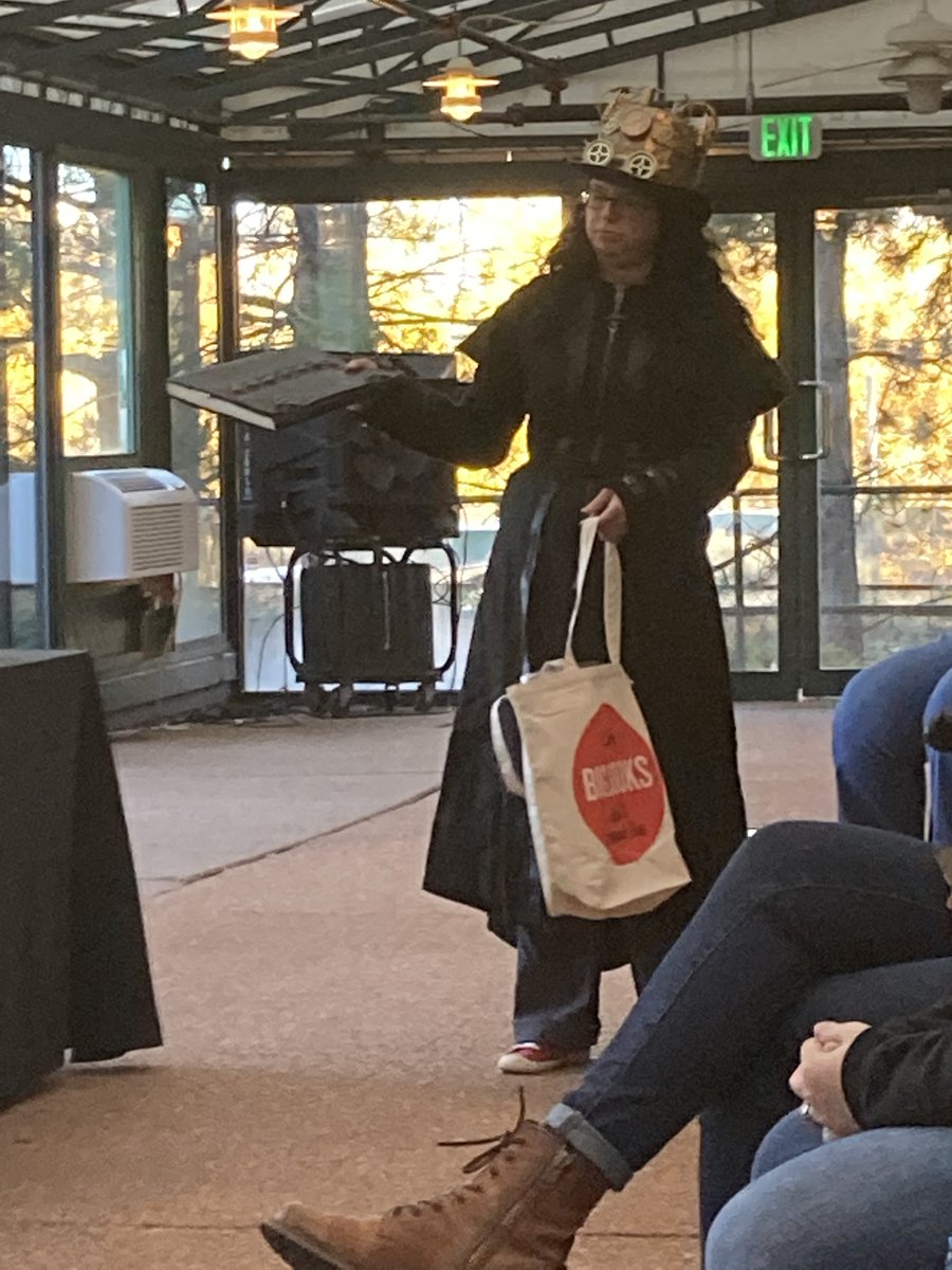 sirens_con's tweet photo. It’s time for the #Sirens21 auction! Amy is dressed the part of a nefarious schemer ready to part us from our coin. https://t.co/UW8n3yj0Ok