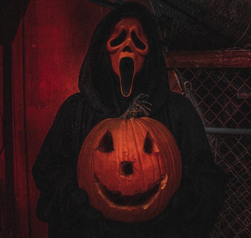 GhostfaceTalks_'s tweet photo. It’s almost Halloween https://t.co/6hZgA9X15g