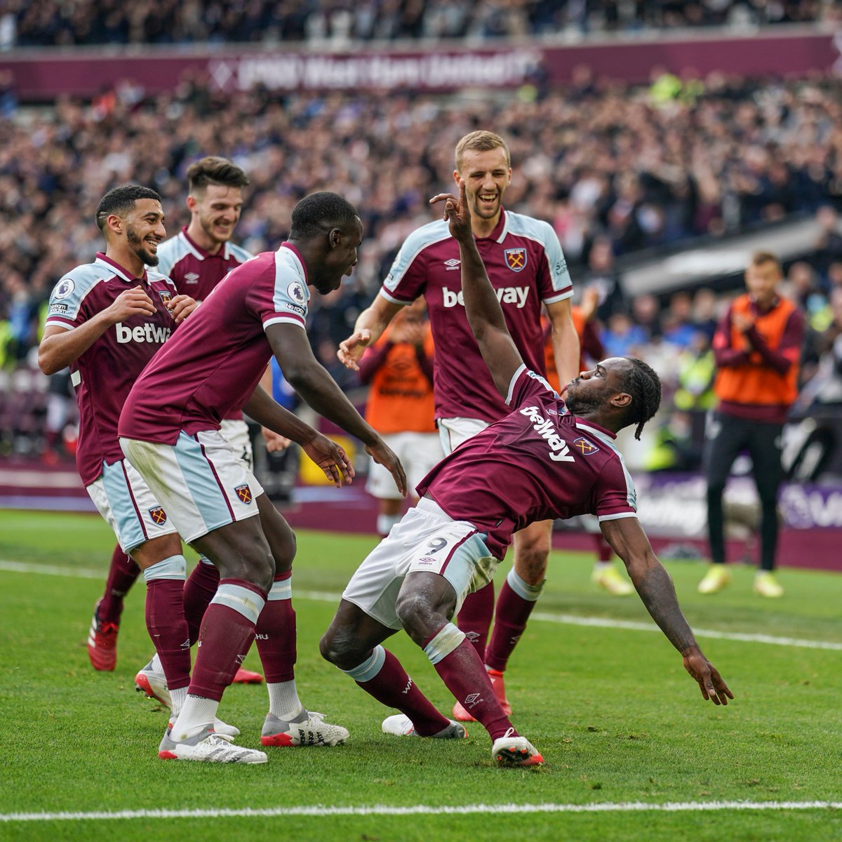 WestHam's tweet photo. 𝑻𝒉𝒆 𝑶𝒏𝒆 🕶 https://t.co/2B81lemm65