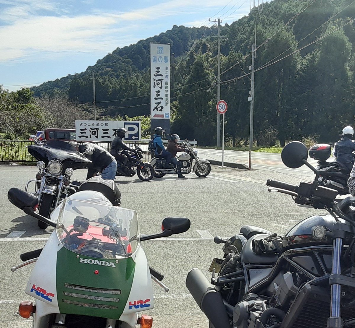 nsr_mc21_nori's tweet photo. 『#R257』は私の好きな道の一つです🏍💨
浜松市を抜けて、愛知県から岐阜県高山市に繋がる一般国道で、道幅も安定していて対向2車線ですが渋滞も少ない道です。
途中に鳳来寺山、茶臼山などがあり、道の駅も『#道の駅三河三石』や『#道の駅おばあちゃん市』などが有ってとても楽しい国道です (^O^)! https://t.co/Pz02MHVo0M