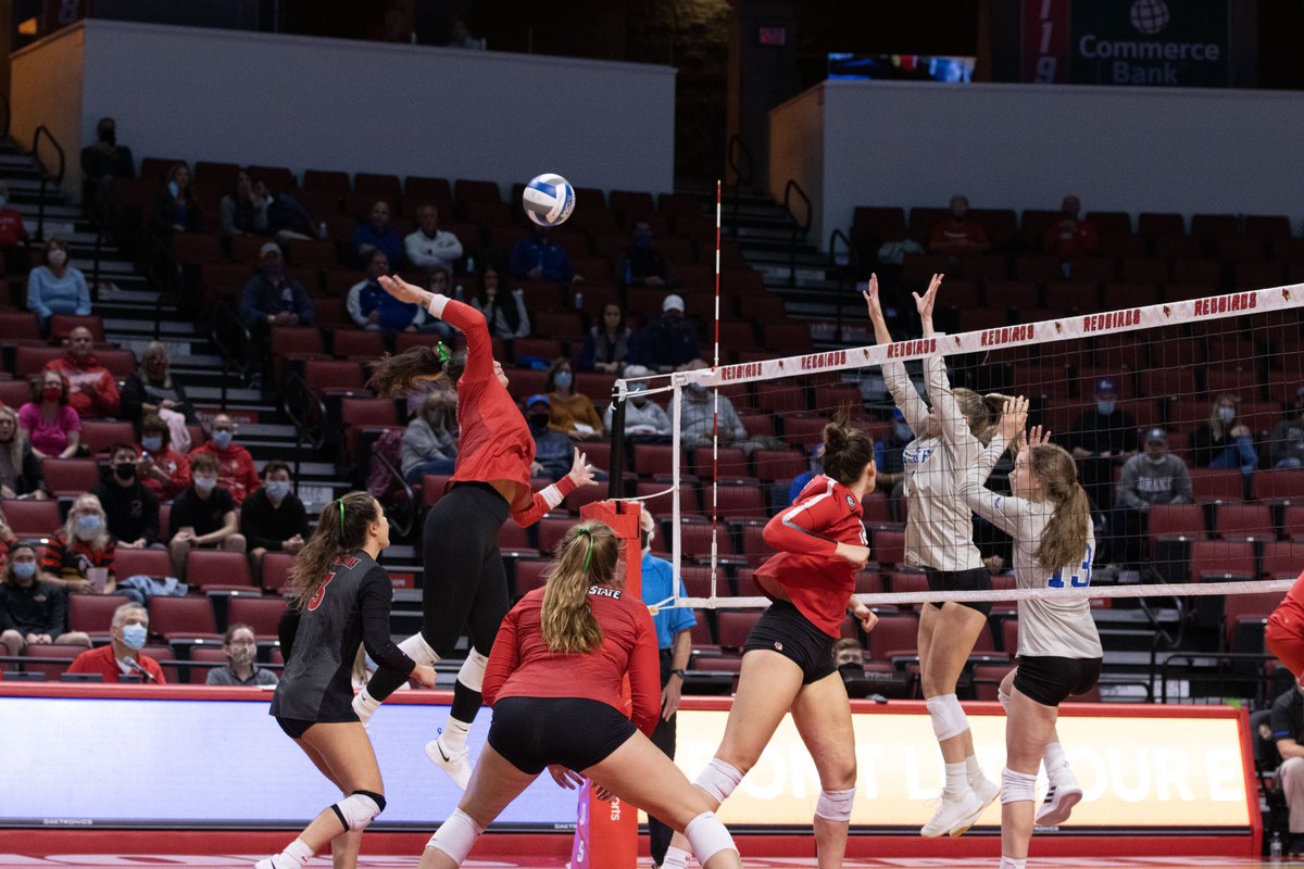 The_Vidette's tweet photo. .@RedbirdVB ends the weekend with another sweep after last night's three-set win against @DrakeVolleyball. Photos from #Vidette photographer @cmcmurray01📸
PHOTOS: https://t.co/eesCQUntap https://t.co/nekE4MjusL