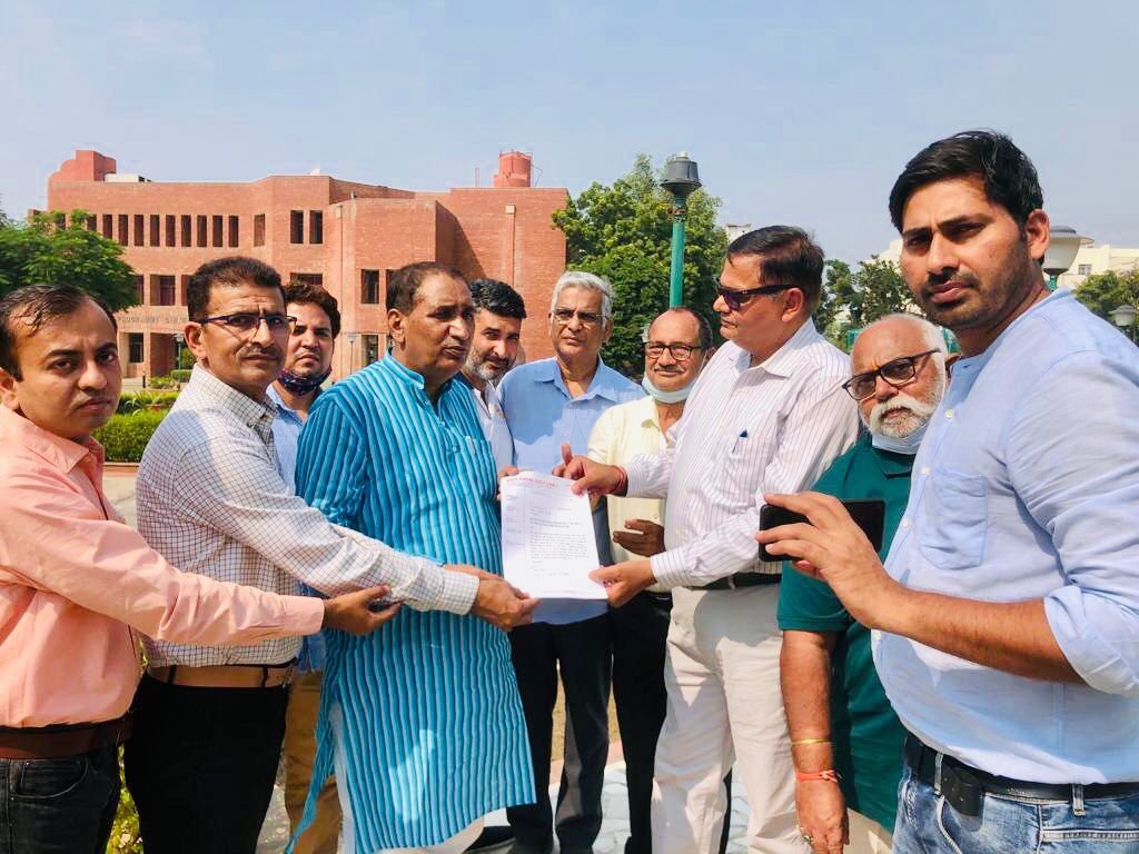 ग्रेटर नोएडा की अंसल गोल्फ लिंक 1  सोसाइटी की आरडब्ल्यूए के प्रतिनिधियों ने दादरी विधायक तेजपाल नागर से मुलाकात की। उन्होंने सोसाइटी में पानी के कनेक्शन दिलवाने की मांग की। विधायक ने समस्या के समाधान का भरोसा दिया है। <a href="/tejpalnagarMLA/">Tejpal Nagar</a>