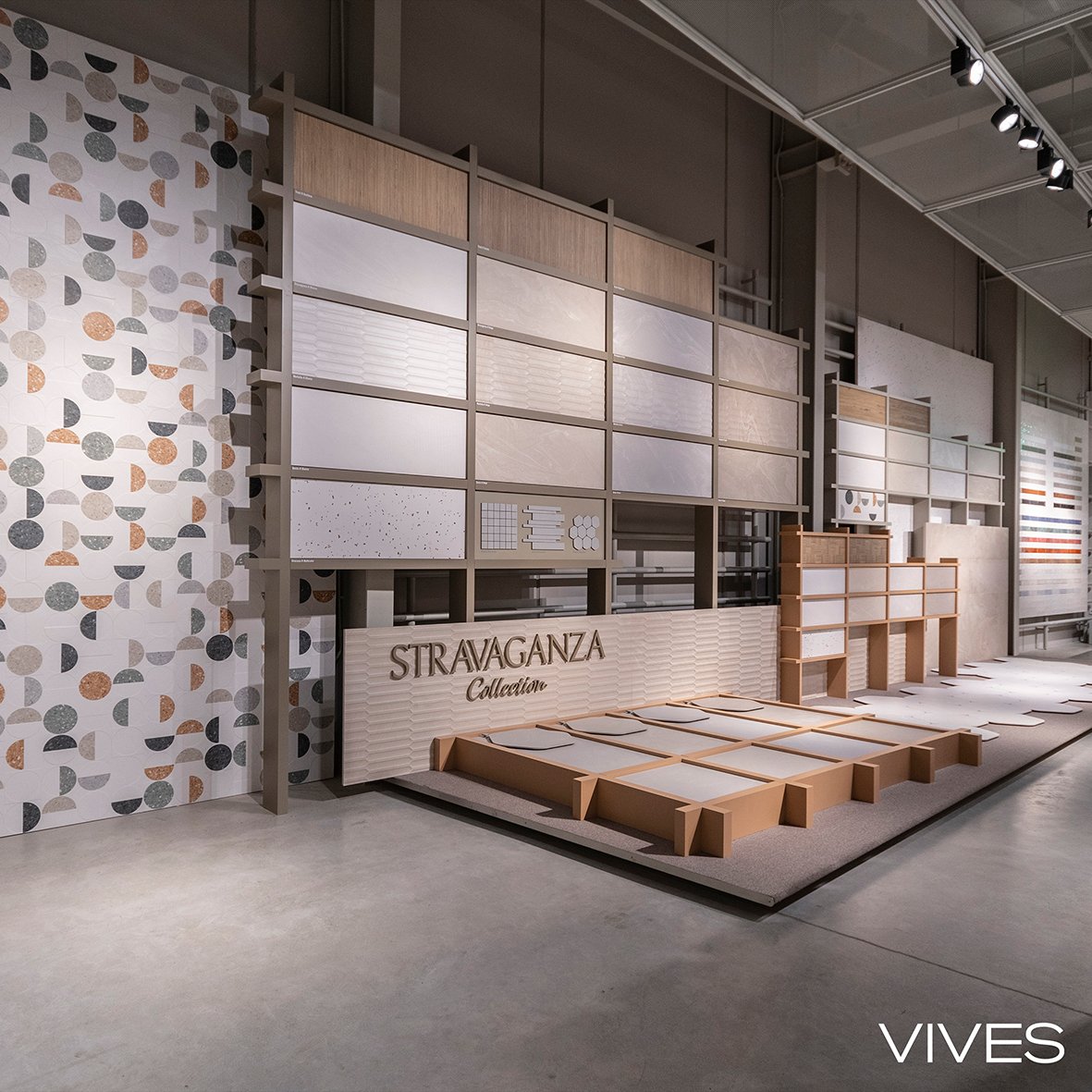 VIVESCeramica's tweet photo. Estrenamos espacio en el #VIVESshowroom dedicado a nuestra nueva #ColecciónStravaganza, con propuestas innovadoras y diseños llenos de carisma para adaptarse a todas las vertientes del diseño. https://t.co/0nznKeZnaj https://t.co/TcvlMC6eE5