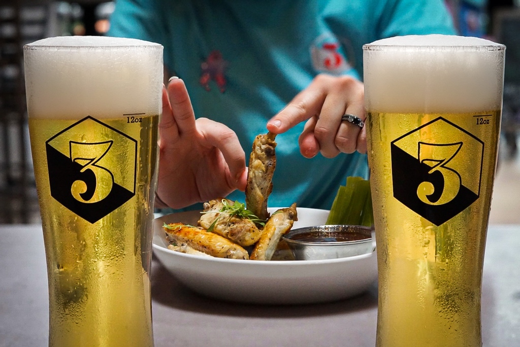 3sonsbrewingco's tweet photo. π Cheer on your team & make #3SonsBrewing your #GamedayHQ all season long! We'll be playing your favorite teams & with #REDZONE, we'll be simulcasting coverage on all of today's games.β
π₯WOOD-FIRED GAMEDAY WINGS: Buffalo, Dashi Butter, Honey Sriracha, and Jerk Wings. https://t.co/hhqutTO0Up