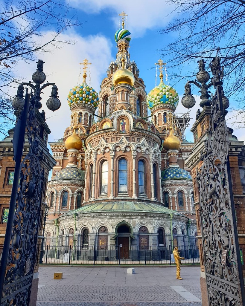 'An early-morning walk is a blessing for the whole day.” 

#toursinstpetersburg #stpetersburgguidedtours #stpetersburgguide #guideinstpetersburg #savioronblood #stpetersburgrussia