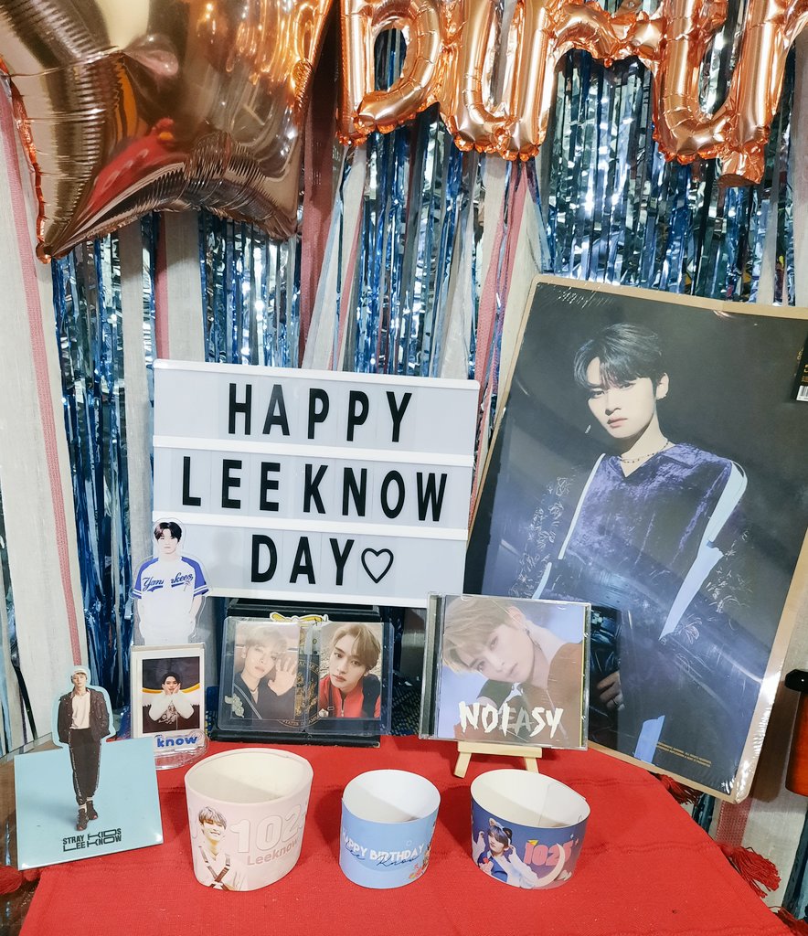 dawnmnho's tweet photo. having my own cupsleeve event at home, happy birthday to the best boy leeknow!!! 

 #StageGeniusLeeKnow
#우리집_큰고양이_리노_생일
#HappyLeeKnowDay https://t.co/HLRE3DlySO