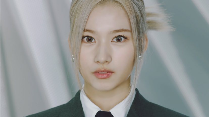 misanaarchives's tweet photo. The easiest way to know if you have fallen in love is to look into one’s eyes

#MINA #미나 #SANA #사나   #Misana
#트와이스  #Twice  @JYPETWICE https://t.co/sFX1bOUmU9