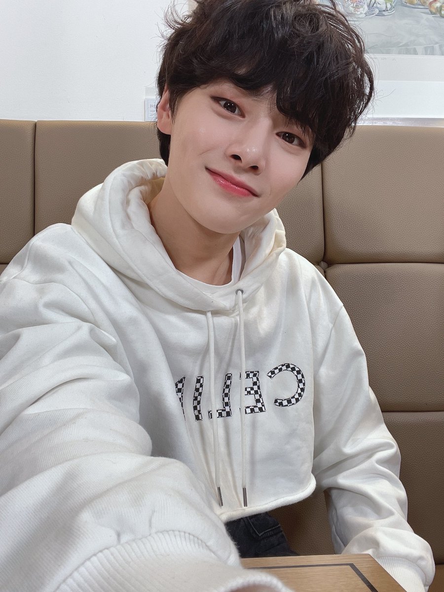 yjnbbl's tweet photo. [💭] 211025 ★ 12:04AM KST

ah i'm late
hbd lee know hyung
my birthday gift to you is
(pics)
me❤ https://t.co/OwJRKPFXRD