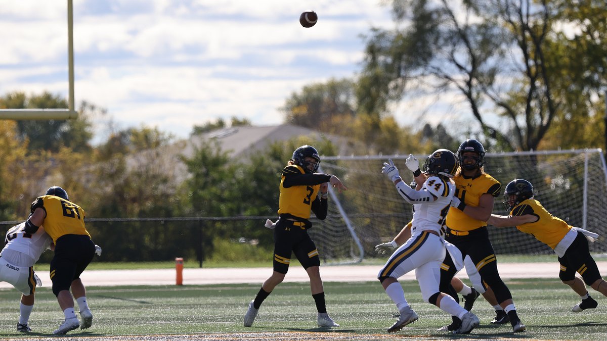 UWOshkoshTitans's tweet photo. ICYMI: Kobe Berghammer threw four of his career high five touchdown passes in the first quarter as nationally ranked @UWOFootball coasted to a 54-31 victory over UW-Eau Claire Saturday at J. J. Keller Field at Titan Stadium.

Recap: https://t.co/DuvdSYVqUl https://t.co/Bv2HkCE18q