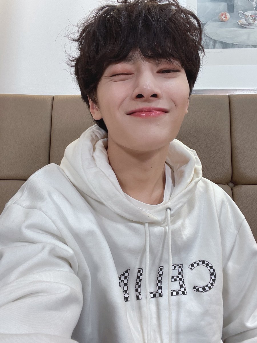 yjnbbl's tweet photo. [💭] 211025 ★ 12:04AM KST

ah i'm late
hbd lee know hyung
my birthday gift to you is
(pics)
me❤ https://t.co/OwJRKPFXRD