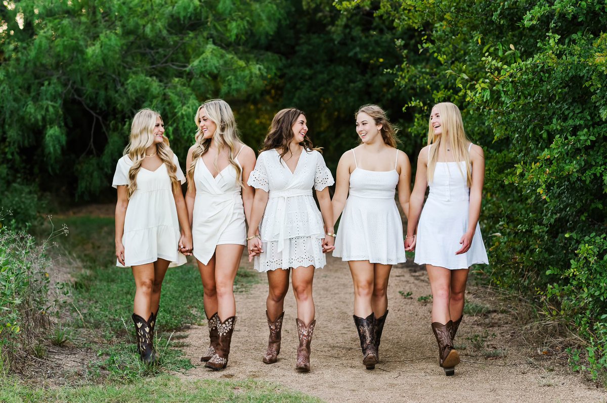 SENIOR SUNDAY! These beautiful ladies will be playing in their last HOME VB match on Tuesday, 10/26. 

Help us CELEBRATE our SENIORS! See you there at 5 pm! 

📸 <a href="/MelBurnsPhoto/">Melissa Burns</a>
