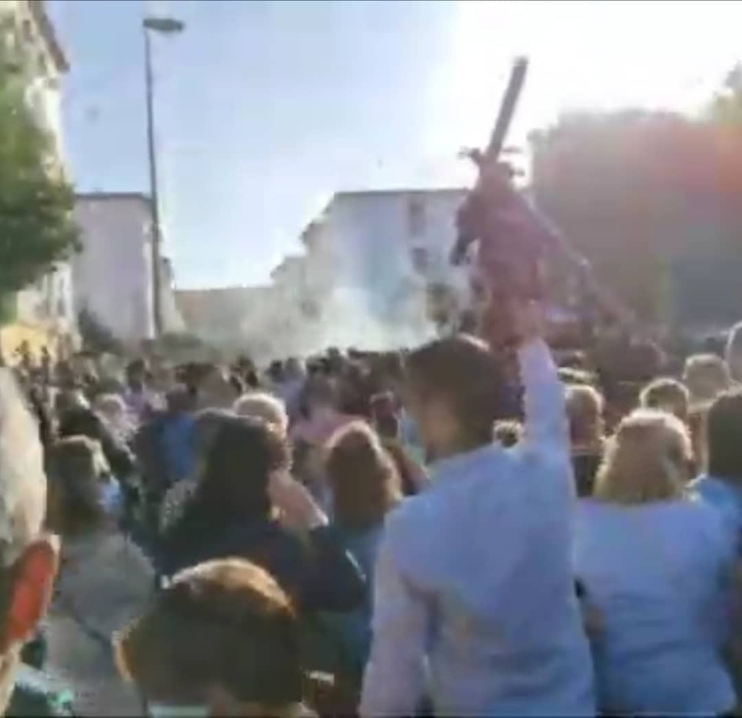 rafaelbarrasa's tweet photo. "¡Miarma no te olvides de nosotros!" una de las cosas que se escucharon ayer.
No sé qué me parece más mágico si verlo de día o rodeado de bloques de pisos lejos del centro.
#misionesgranpoder #granpodersevilla @LaPasion7TV @ArcoDelPostigo @pasionensevilla @elllamadorcsr https://t.co/uMwMHrAhlt