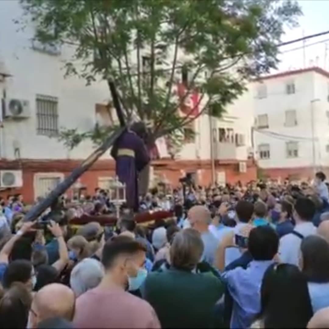 rafaelbarrasa's tweet photo. "¡Miarma no te olvides de nosotros!" una de las cosas que se escucharon ayer.
No sé qué me parece más mágico si verlo de día o rodeado de bloques de pisos lejos del centro.
#misionesgranpoder #granpodersevilla @LaPasion7TV @ArcoDelPostigo @pasionensevilla @elllamadorcsr https://t.co/uMwMHrAhlt