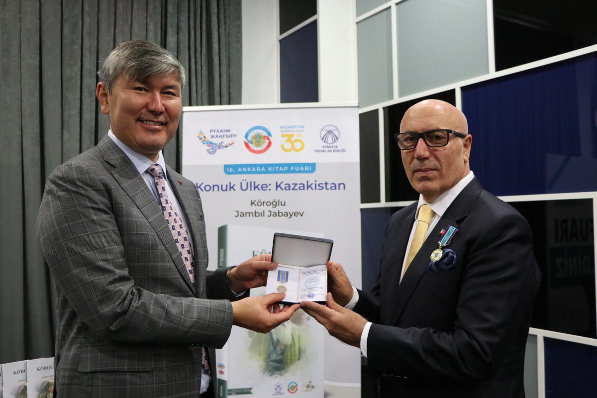idemircitdmmb's tweet photo. BİRLİĞİMİZE MADALYA!

24 Ekim’de  Ankara’da düzenlenen ATO Kitap Fuarı ödül töreninde; 

Kazakistan Kurucu Cumhurbaşkanı Nursultan Nazarbayev tarafından imzalanan Kazakistan Halk Asamblesi Şeref Madalyasını Büyükelçimizin elinden almak benim için çok büyük onurdu. https://t.co/8tEVmvPMtX
